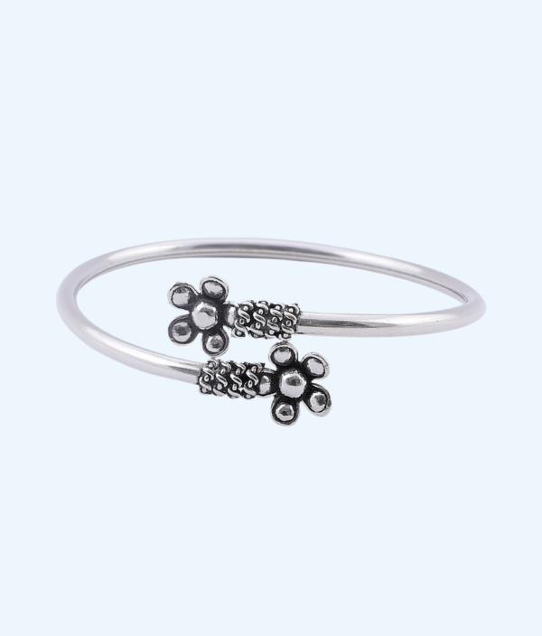 BANGLE FLEXIBLE FLOWER OXIDISED RS2450