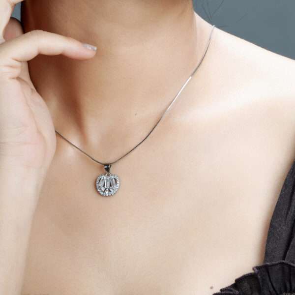 PENDANT WITH CHAIN AND EARRINGS