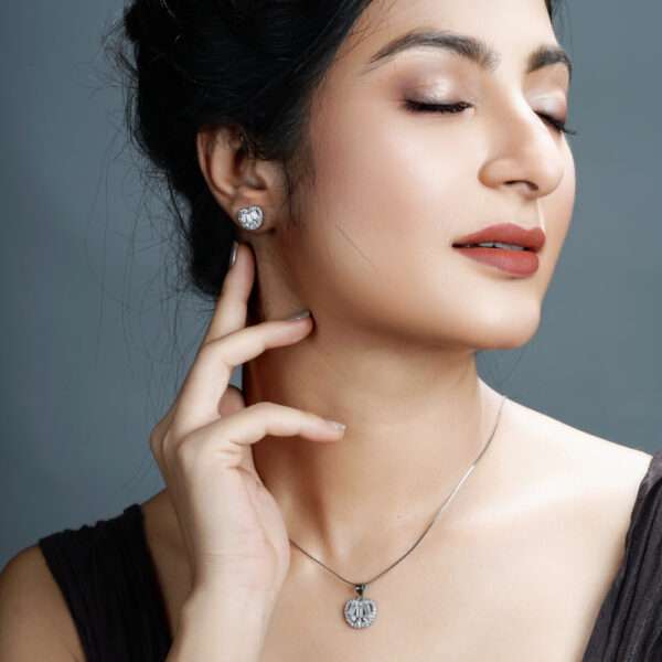 PENDANT WITH CHAIN AND EARRINGS